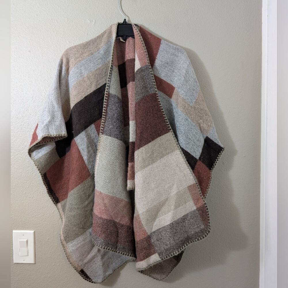LOFT Pink and Cream Knit Blanket scarf  Geometric Print